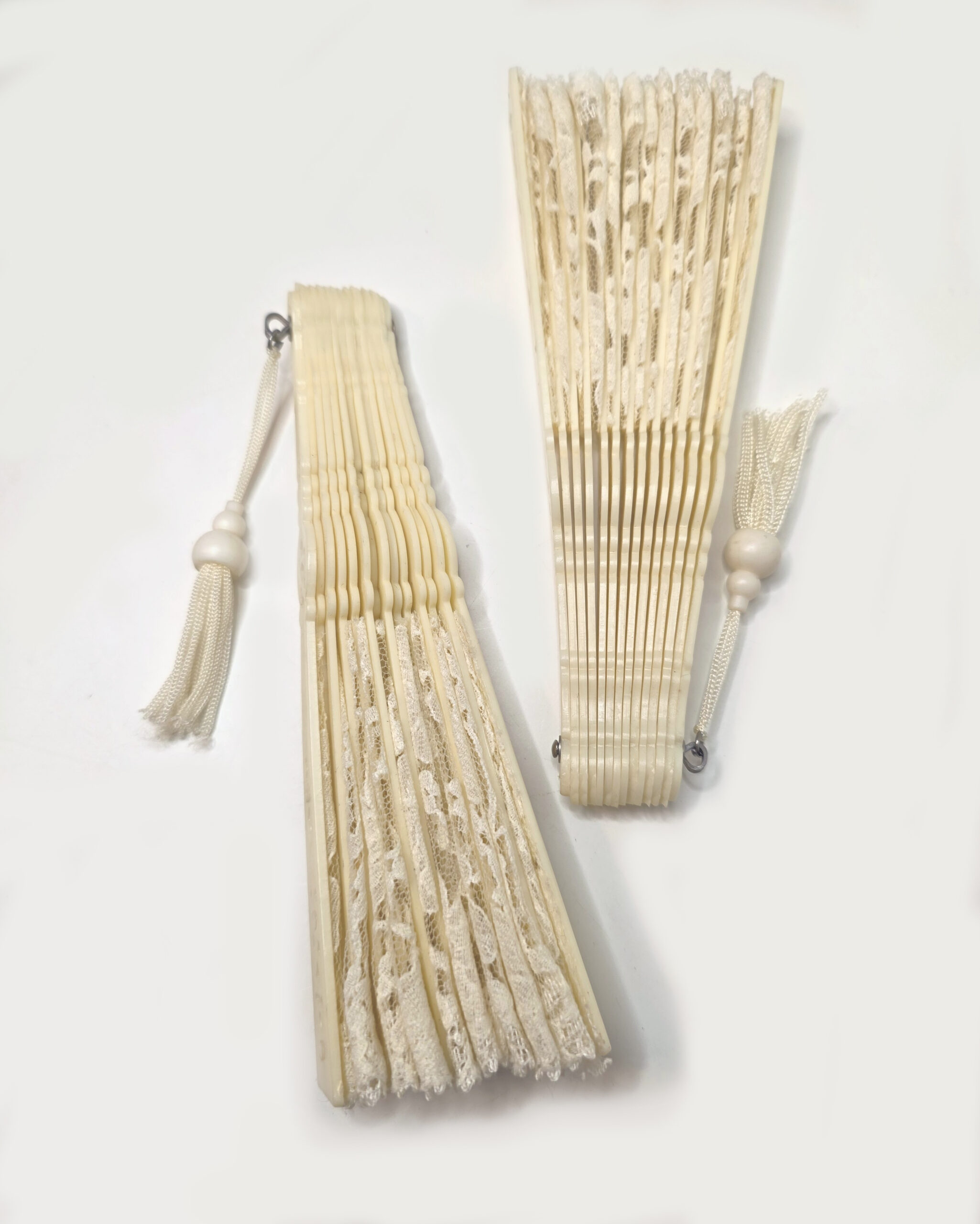 Cream Lace Folding Hand Fans (Full-Size) - Image 2