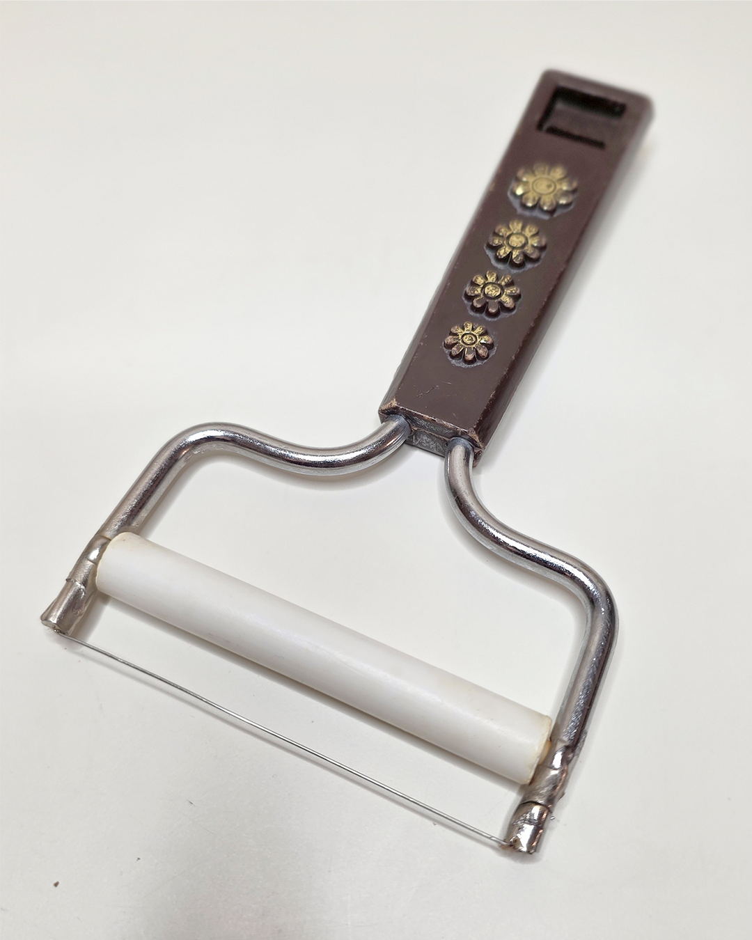 Travco Flower Power Brown & Gold Cheese Slicer - Image 2