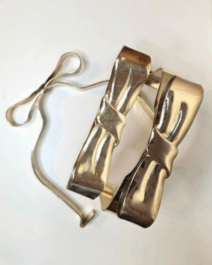 Gold Metal Ribbon Plate Holders / Caddy