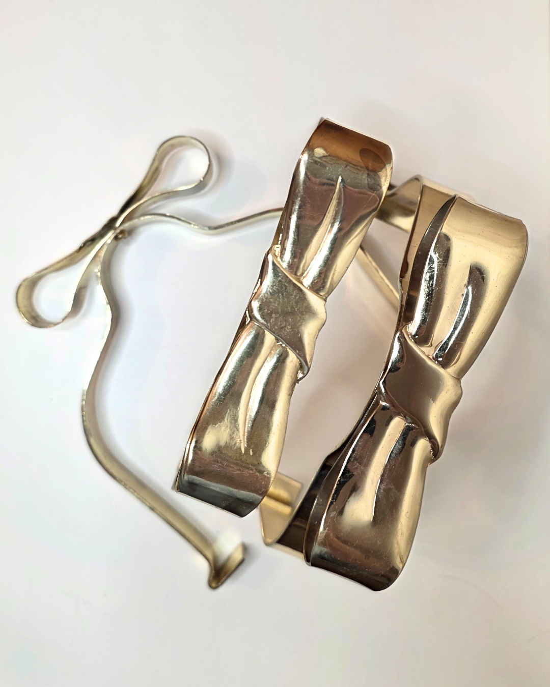 Gold Metal Ribbon Plate Holders / Caddy