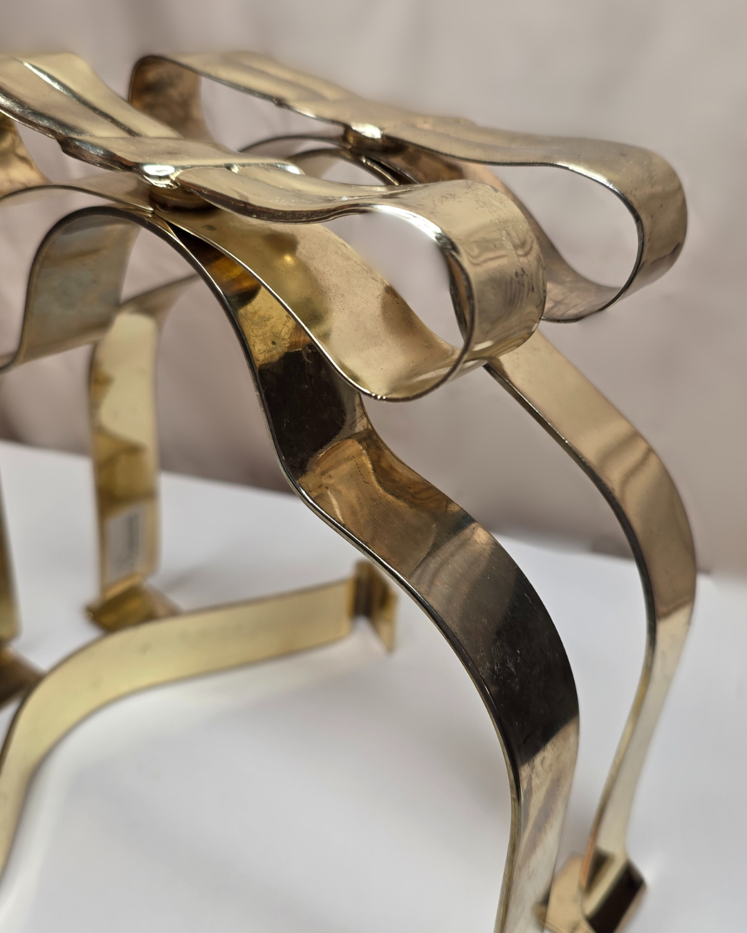 Gold Metal Ribbon Plate Holders / Caddy - Image 2