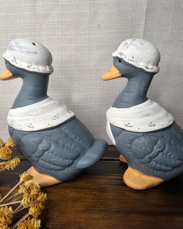 House of Lloyd Blue Duck / Goose Bonnet Salt & Pepper Shakers - Image 2